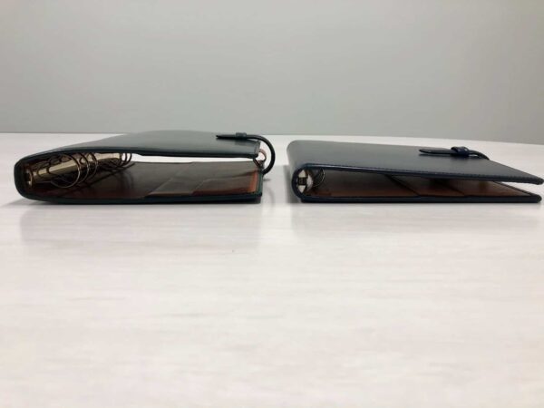 ブライドルレザー手帳リングサイズ比較（左側25mm、右側20mm）側面から撮影
