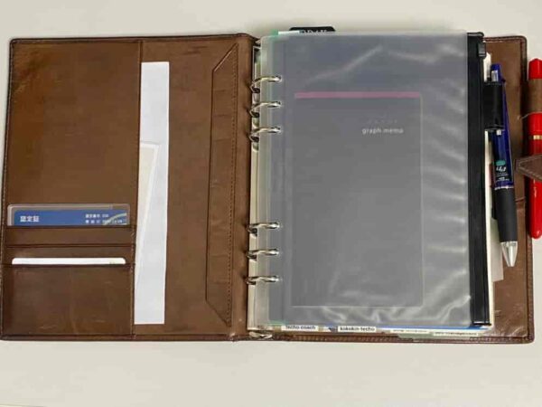 ロロマクラシック手帳（内側左ページとファスナー式ポケットリフィル）
