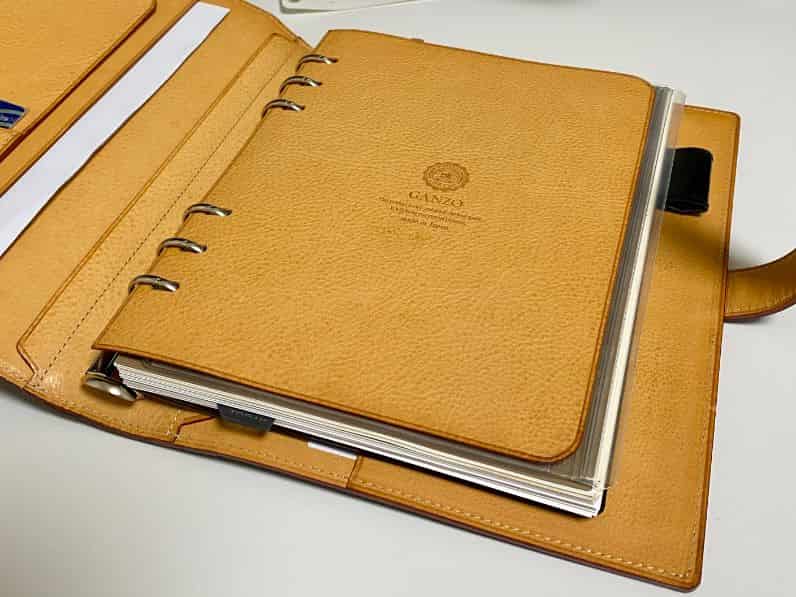 ガンゾのA5サイズシステム手帳（手帳にとじたリフィルの厚み具合）