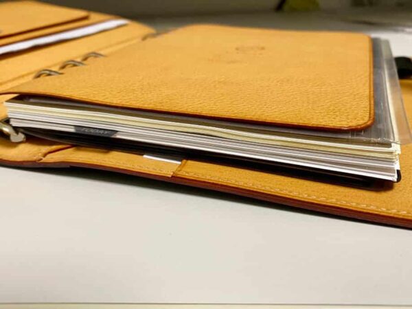 ガンゾのA5サイズシステム手帳（手帳にとじたリフィルの厚み具合）別角度