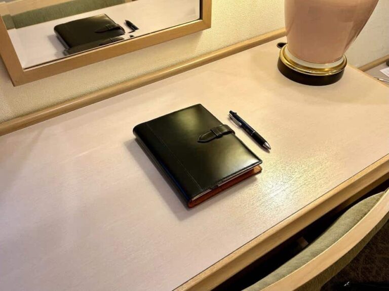 GANZO（ガンゾ）A5サイズ手帳 ホテルの机で撮影